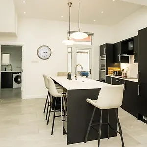 Luxury 4 Bdr House By Breaks , Belfast United Kingdom